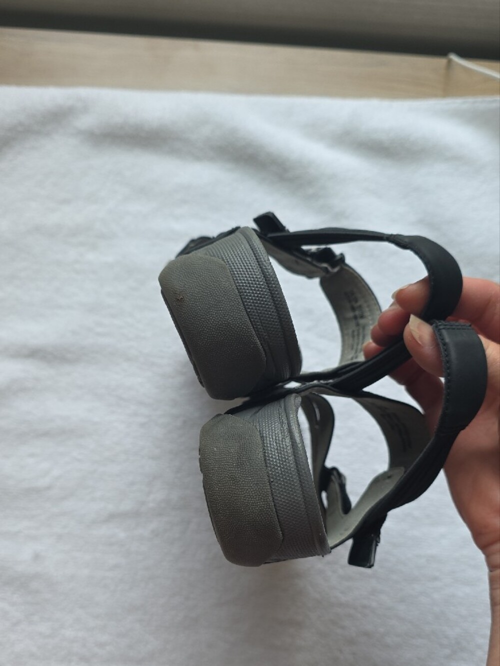 BareTraps Black and Beige Strappy Comfort Sandals 7.5 - Picture 6 of 6